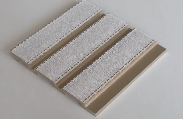 listones de pared imitación cuero blanco